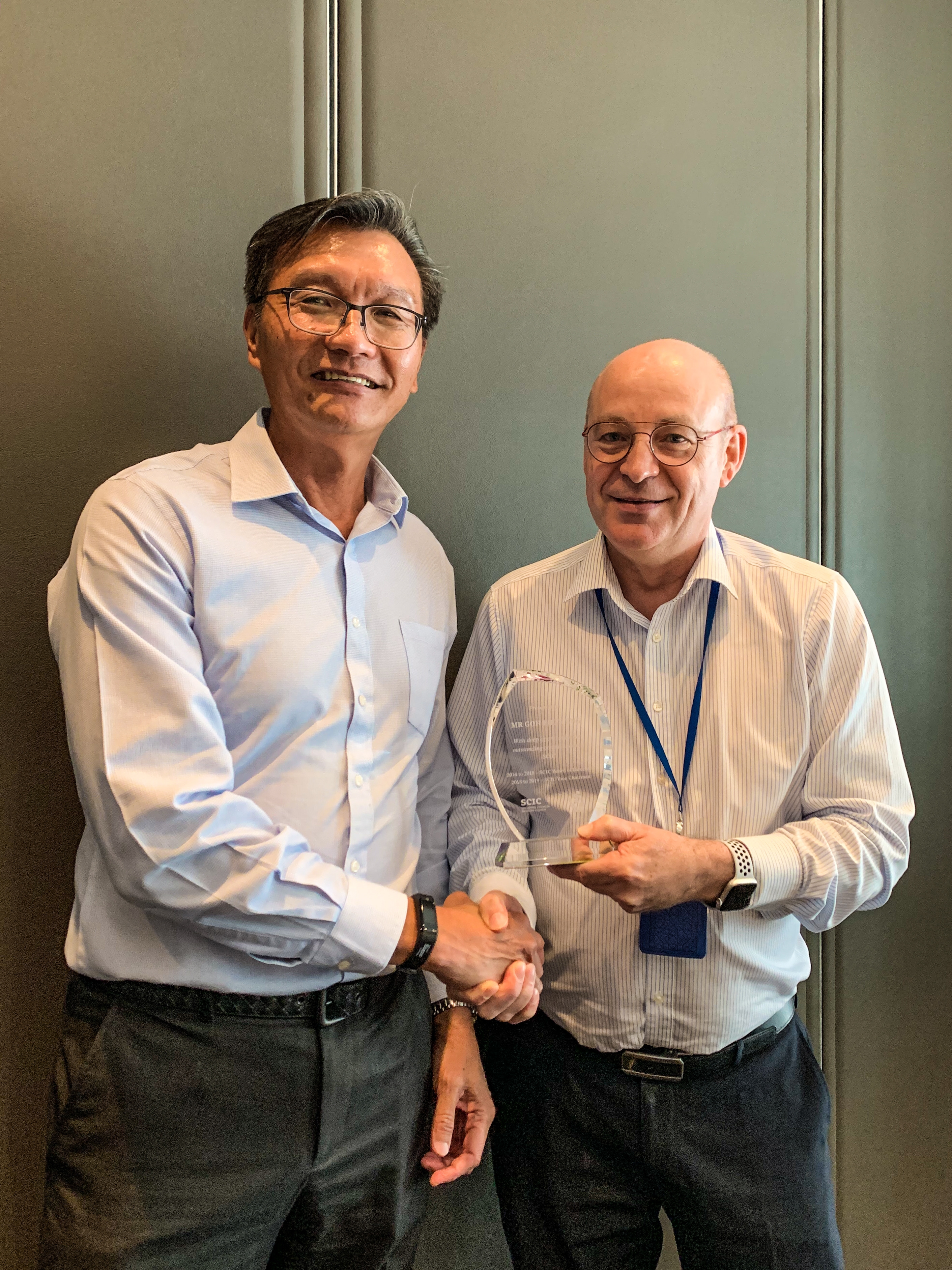 Mr Wim Roels, SCIC Chairman (R), presenting Mr Goh Koon Eng with a token of appreciation|||